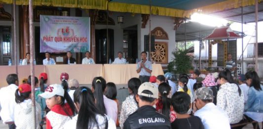 Thăng Bình: Chùa Phước Ấm phát quà khuyến học cho hoc sinh, sinh viên nghèo