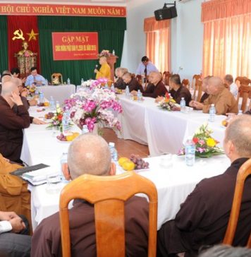 Lãnh đạo tỉnh gặp mặt các chức sắc Phật giáo chúc mừng Đại lễ Phật đản PL.2559