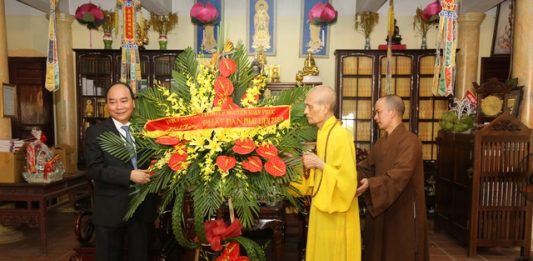 Phó thủ tướng Chính phủ Nguyễn Xuân Phúc chúc mừng Phật đản 2015 đức Pháp chủ GHPGVN