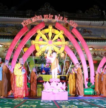 Hội An: Phật đản về với phố cổ