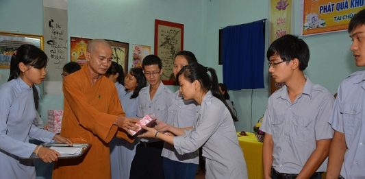 Duy Xuyên: Chùa Lầu trao tặng 147 suất quà khuyến học