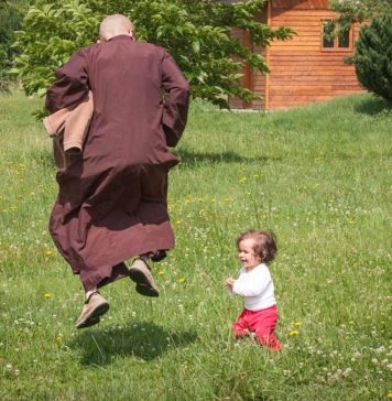 Thơ: Về với em bé thơ ngây