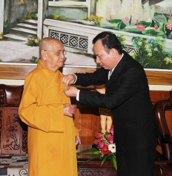 Trao tặng HT.Thích Thiện Duyên – Kỷ niệm chương “vì sự nghiệp Dân vận”