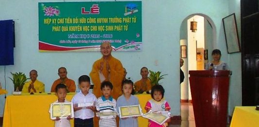Duy Xuyên: Chùa Lầu phát khuyến học cho học sinh sinh viên năm 2016