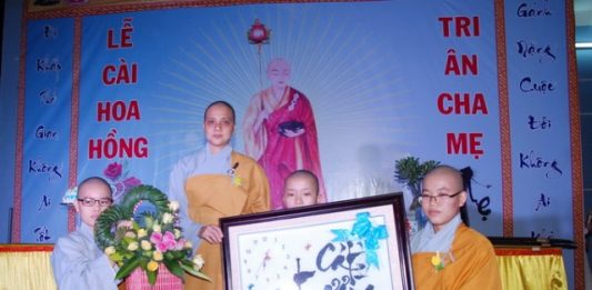 Điện Bàn: Chùa Ngọc Châu tổ chức lễ cài hoa hồng và tri ân cha mẹ mùa Vu Lan