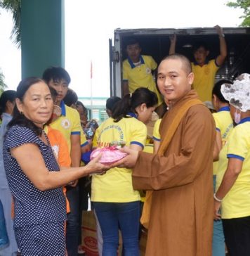 Tam Kỳ: Chùa Linh Bửu phát 1.100 suất cơm chay từ thiện tại bệnh viện
