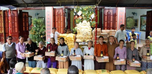 Tam Kỳ: Chùa Linh Bửu tặng quà Tết, phát khuyến học
