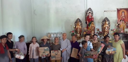 Đại Lộc: Chùa Phước Thạnh phát quà từ thiện cho người nghèo