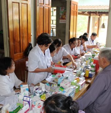 Núi Thành: Khám bệnh miễn phí tại chùa Lộc Tân.