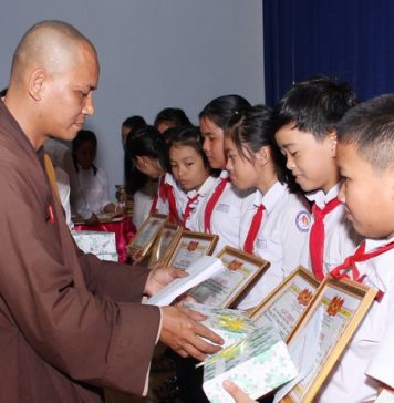 Phú Ninh: Chùa An Khánh khen thưởng học sinh đạt giải năm học (2016 – 2017)