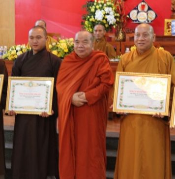 Hòa thượng Chủ tịch HĐTS GHPGVN tặng Bằng Tuyên dương công đức cho Ban TTTT PG Quảng Nam