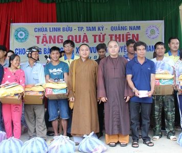 Tam Kỳ: Chùa Linh Bửu tặng 200 phần quà cho đồng bào dân tộc huyện Tây Giang