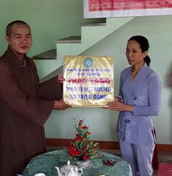 Duy Xuyên: Chùa Lầu tặng quà cho người già neo đơn