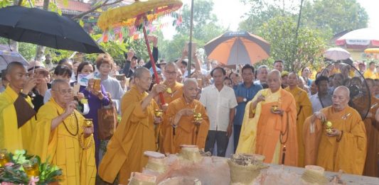 Núi Thành: Rót đồng đúc tôn tượng Phật Bổn Sư Thích Ca Mâu Ni tại chùa Hòa Mỹ