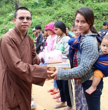 Chùa Vĩnh Hạnh (TP.HCM) tặng quà đến bà con vùng lũ tại Quảng Nam