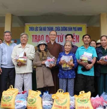 Chùa Lộc Tân, chùa Dương Đàn tặng quà từ thiện miền núi