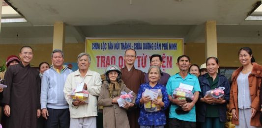 Chùa Lộc Tân, chùa Dương Đàn tặng quà từ thiện miền núi