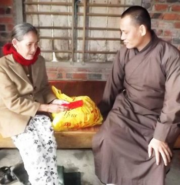 Phú Ninh: Chùa An Khánh tặng quà tết người nghèo