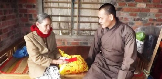 Phú Ninh: Chùa An Khánh tặng quà tết người nghèo
