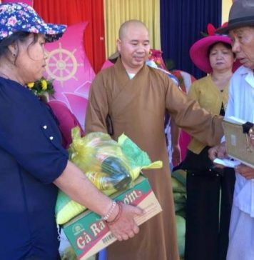 Quế Sơn: Phật đản chùa Trung Sơn tặng quà cho người nghèo