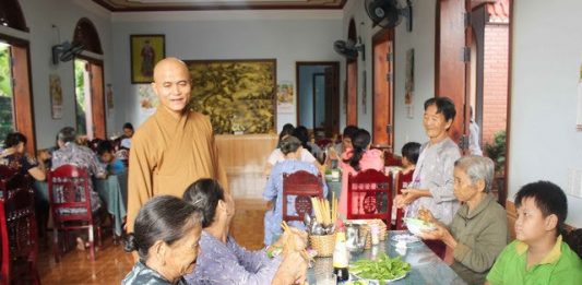 Đồng hành với hoạt động từ thiện