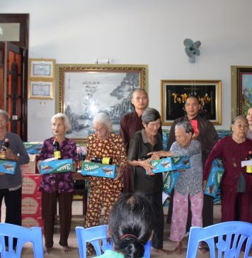 Tam Kỳ: Trao 300 phần quà cứu trợ người dân bị mưa lụt tại chùa Linh Bửu