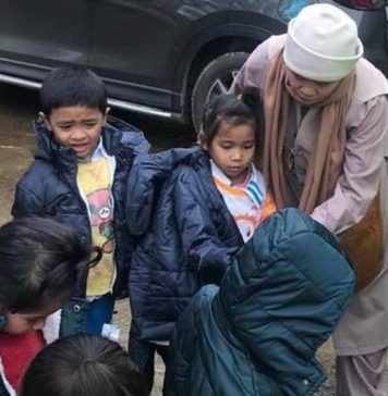 Đông Giang: Chùa Bình Hải (Thăng Bình) tặng quà mùa đông cho trẻ em