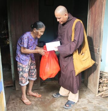 Phú Ninh: Chùa An Khánh tặng quà tết cho người già neo đơn