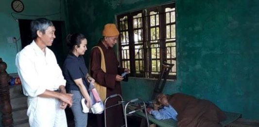 Duy Xuyên: Chùa Lầu tặng quà cho người neo đơn