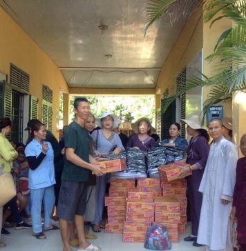 Tam Kỳ: Chùa Phú Quang tặng quà từ thiện cho Trung tâm Điều dưỡng người Tâm thần Sư cô Thích Nữ Tịnh Nhựt tặng quà Trung tâm Điều Dường người Tâm thần
