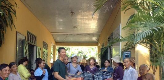 Tam Kỳ: Chùa Phú Quang tặng quà từ thiện cho Trung tâm Điều dưỡng người Tâm thần Sư cô Thích Nữ Tịnh Nhựt tặng quà Trung tâm Điều Dường người Tâm thần