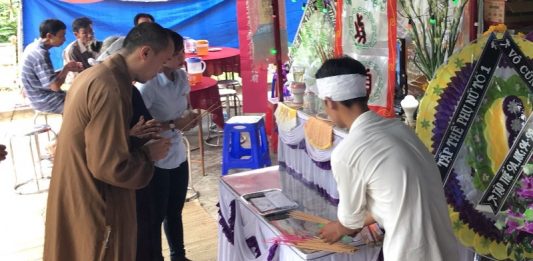 Hội An: Phật tử thành phố hỗ trợ mai táng và trợ cấp nuôi trẻ mồ côi