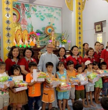 Thăng Bình: Chùa Bình Hải trao quà năm học mới cho học sinh