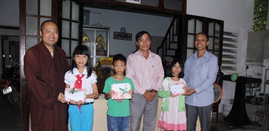 Thăng Bình: Chùa Phước Ấm phát quà khuyến học cho học sinh nghèo vượt khó