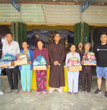 Núi Thành: Tặng quà từ thiện tại chùa Hòa Hưng