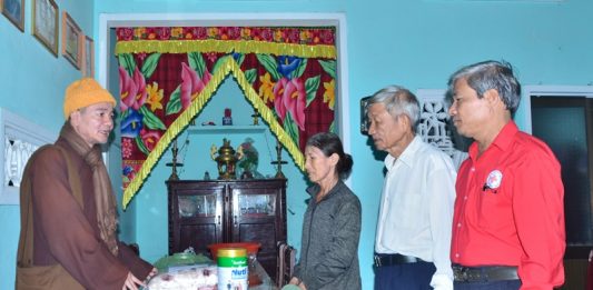 Duy Xuyên: Trao tặng quà cho người cao tuổi tại xã Duy Trinh