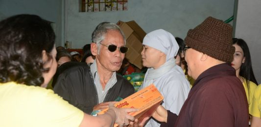 Điện Bàn: PG thị xã tặng quà từ thiện cho hội người mù