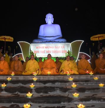 Đêm hội hoa đăng kính mừng đức Phật Thích Ca Thành đạo tại trường Trung cấp Phật học Bình Định