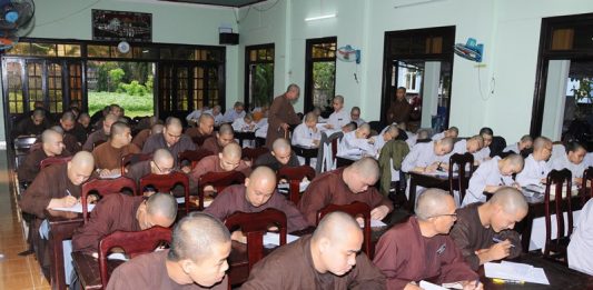 Tăng Ni sinh trường Trung cấp Phật học Quảng Nam thi học kì