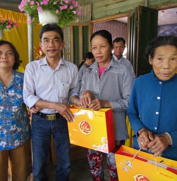 Núi Thành: Tặng quà tết tại chùa Hòa Hưng