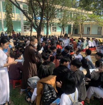 Quế Sơn: Theo chân sư thầy, chú tiểu tặng khẩu trang giúp dân phòng dịch corona