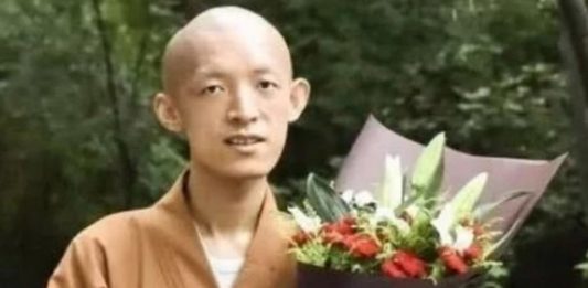 Thần đồng Toán học từ chối đại học danh tiếng ở Mỹ để trở thành nhà sư