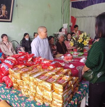 Núi Thành: Ban từ thiện PG huyện tặng quà từ thiện tại Hiệp Đức