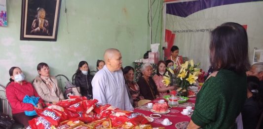 Núi Thành: Ban từ thiện PG huyện tặng quà từ thiện tại Hiệp Đức