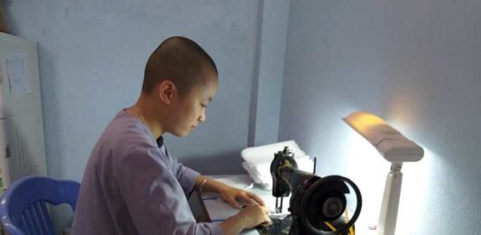 Điện Bàn: Chùa Ngọc Châu may khẩu trang tặng người dân