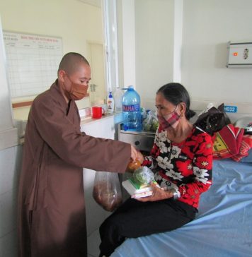 Núi Thành: Chia sẻ mì Quảng chay tại BV Đa khoa Trung ương Quảng Nam