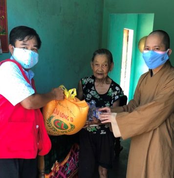 Hiệp Đức: Phật đản chùa Bình An trao quà đến gia đình khó khăn