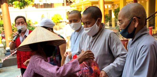 Hội An: Ban Từ thiện-Xã hội Phật giáo thành phố tặng quà từ thiện