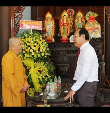 Video QCB: Đoàn UBMT và Công an tỉnh Quảng Nam thăm, chúc mừng Phật đản Trưởng lão HT.Thích Thiện Duyên