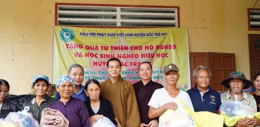 Bắc Trà My: Tặng quà từ thiện cho học sinh nghèo hiếu học và đồng bào khó khăn tại huyện miền núi